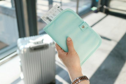 5 lý do nên mua túi đựng passport có dây đeo khi đi du lịch